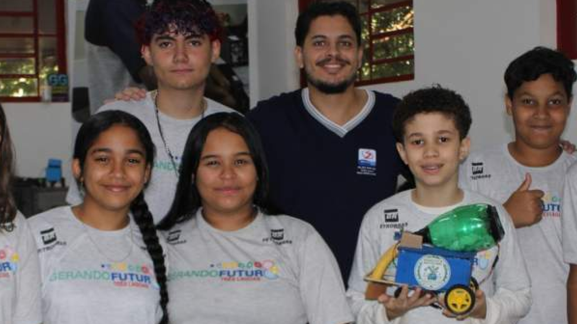 Jovens de Três Lagoas desenvolvem robô coletor com materiais recicláveis