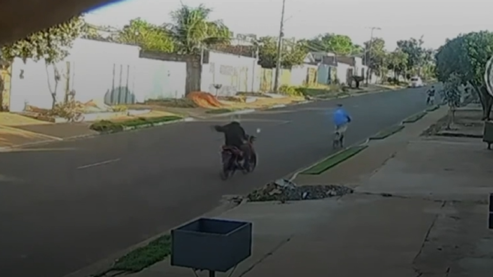 Motociclista grava vídeos ao pilotar e atropela idoso em Campo Grande