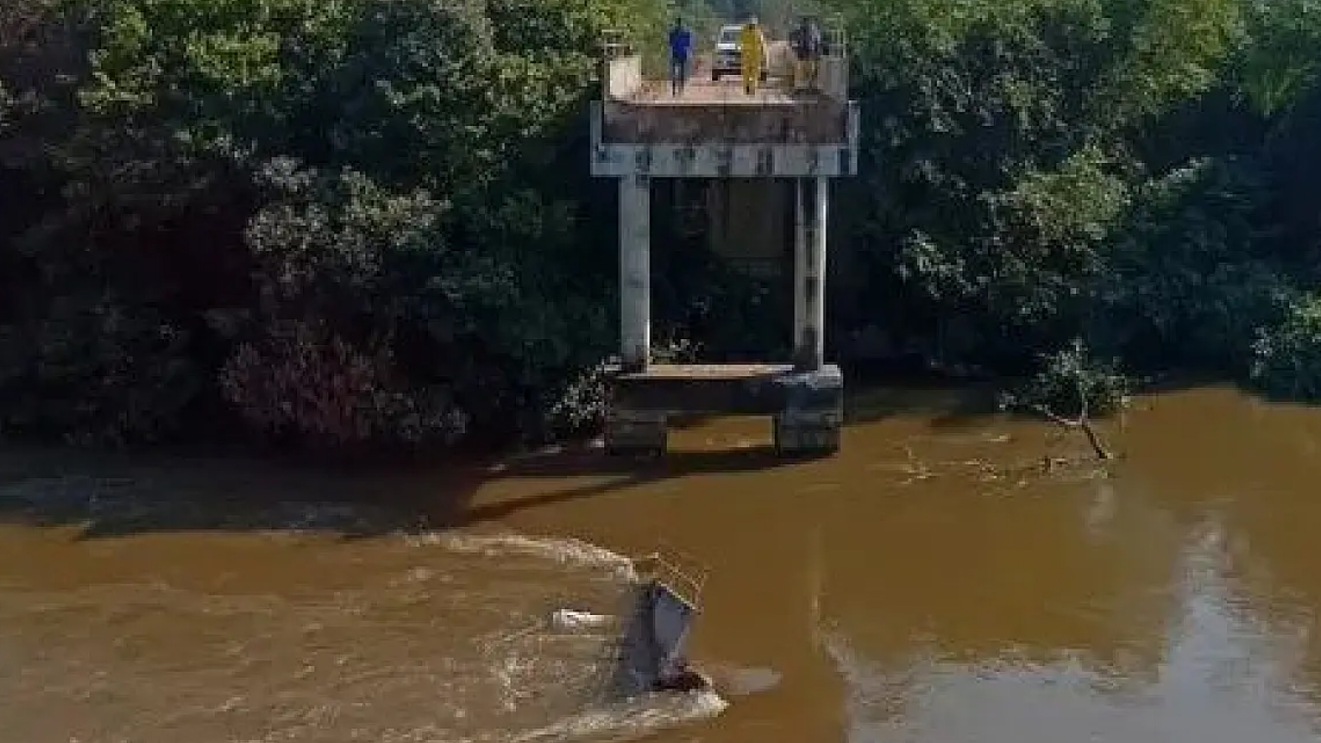 Ponte desaba no Pantanal e motorista de caminhão morre no rio Taquari