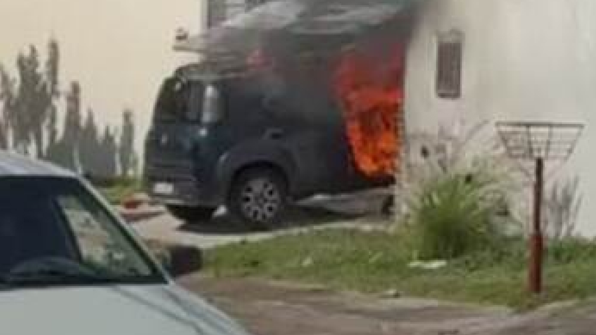 Incêndio destrói carro Fiat Mobi dentro de garagem em Campo Grande